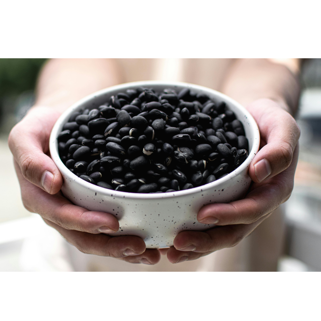 Tazón con frijoles negros para marcar los cartones de bingo